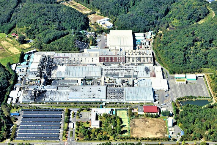 住友ゴム・白河工場の航空写真。写真左下に写っているのが、システム容量2MWの太陽光発電設備だ。