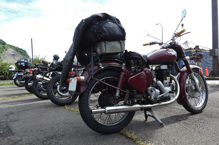 オーナー氏いわく「年式は1955年だと思うんだけど、よくわかんないんです（笑）」。いずれにせよ、今から70年も前のバイクに荷物を満載してツーリングしているあたり、非常に好感が持てました。古いもの好きとして、記者もかくありたいものです。