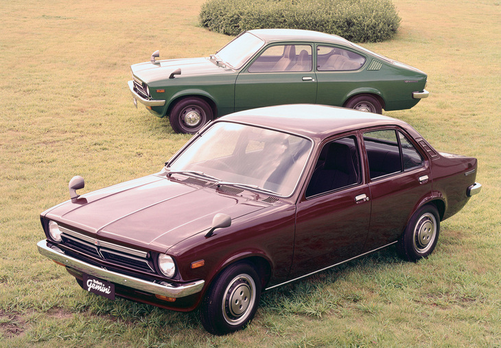 1974年10月にデビューした「いすゞ・ベレット ジェミニ1600」。セダン、クーペともにグレードは「スーパーデラックス」に相当する「LT」。クリーンなラインに加え、日本車としては異例に装飾が少ないプレーンな姿が特徴。ボディーサイズは初代「トヨタ・カリーナ」や初代「日産バイオレット」とほぼ等しかった。