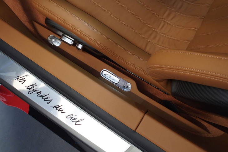 ブガッティ・シロン スポーツ“レ・レジェンド・デュ・シエル”（サイドシル）