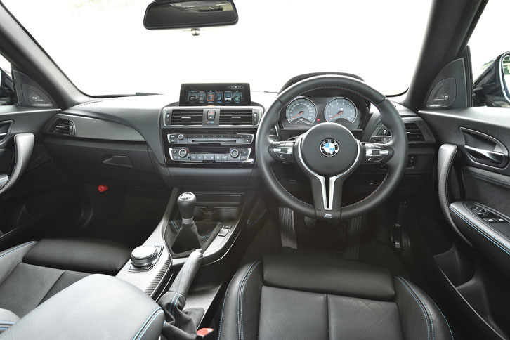 室内には専用のカーボンファイバートリムがおごられており、スポーティーな雰囲気が演出されている。