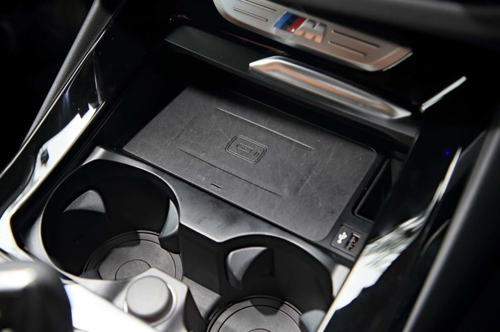 センターコンソールのトレー。スマートフォンの非接触充電機能が備わる。