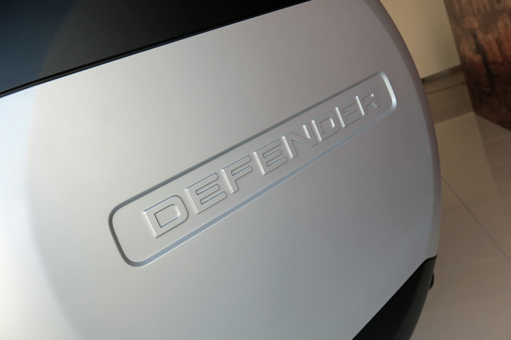 ランドローバー・ディフェンダー110 SE エクスプローラーパック装着車（スペアホイールカバー）