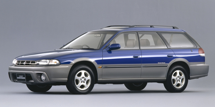 初代「レガシィ アウトバック」（1995-1998年）は、海外では1994年に登場（日本発売は1995年）。日本では当初「グランドワゴン」のサブネームで呼ばれており、後に「ランカスター」に改称された。