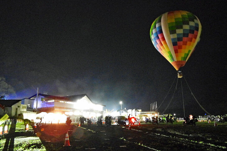 会場の外では、日本でもめずらしい夜間の気球飛行（係留）を体験できるアトラクションも。大盛況に終わった「BMW MOTORRAD DAYS JAPAN 2024」。今回の来場者は、のべ6457人を数えたという。