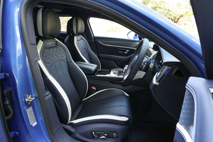 「インペリアルブルー」をベース色に、ホワイトのアクセントカラーを組み合わせた試乗車のインテリア。「スピード」グレードには「カラースペシフィケーション」が標準設定されているため、レザーやカーペットなどは、ベントレーが提供する全色から選択できる。