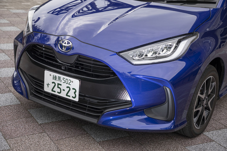 「Z」グレードには、マニュアルレベリング機能付きの3灯式フルLEDヘッドランプおよびフルLEDリアコンビネーションランプが標準装備される。