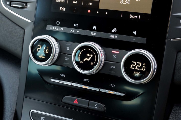 エアコンは3つのダイヤルによって直感的な操作が可能。ダイヤル内に温度設定などが表示されるようになったのが新しい。