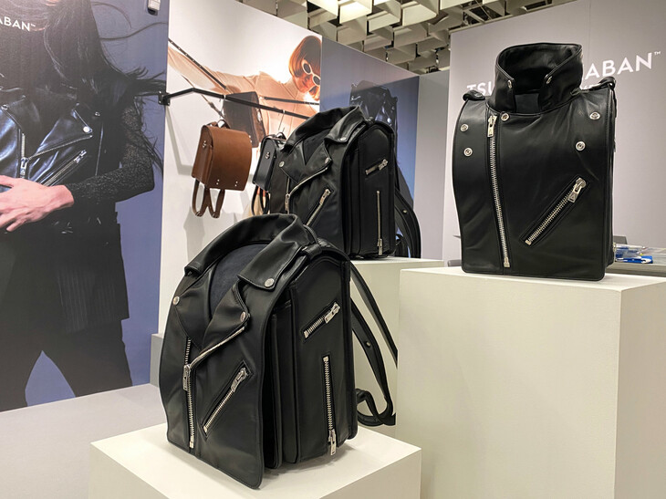 今回は、2026年1月13日～16日にフィレンツェで開催された「ピッティ・イマージネ・ウオモ」の会場から。これは土屋鞄製造所が出品した、ライダーズジャケットを模したランドセル「ランドライダー」。