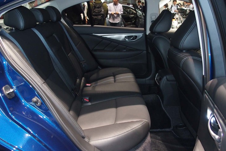 「ターボ」モデルのリアシート。背もたれは60：40の分割可倒式を採用している。