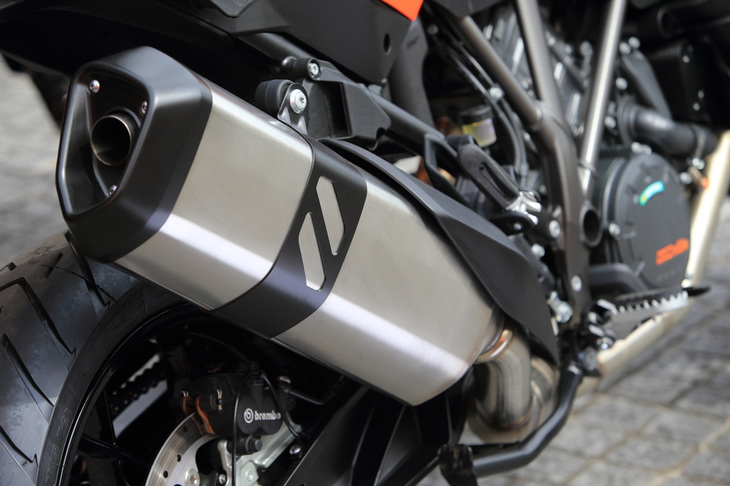 「1290スーパーアドベンチャーS」のマフラー。オプションで、より軽量なアクラポヴィッチ製のスリップオンマフラーも用意されている。