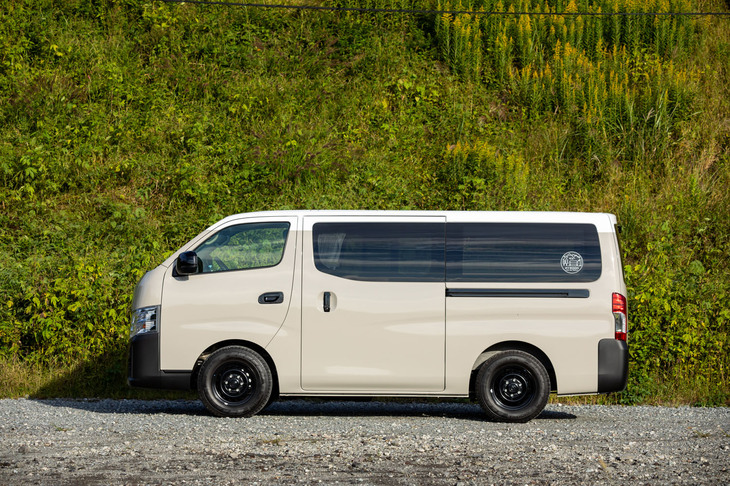 この試乗車のボディーカラーは「MYROOM」専用の「サンドベージュ×ホワイト」のツートン。「どこがツートン？」という方はウィンドウとルーフの境目あたりを注視していただきたい。