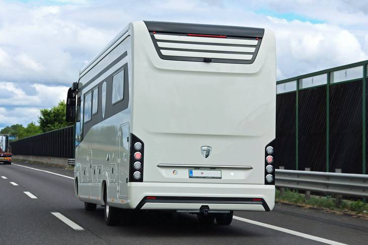 【写真07】スロベニアからやってきた独モレーロ製高級モーターホーム。