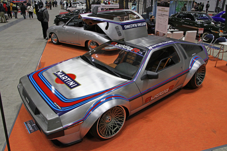 これもラダーインターナショナルが展示していた、オーバーフェンダーを装着してマルティニカラーをまとった「デロリアンDMC-12」。