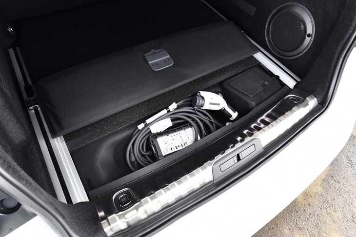 荷室の手前側のフロア下には、普通充電の充電ケーブルが収納されている。