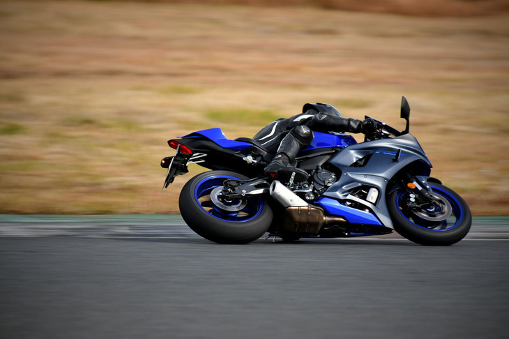 フットワークについては、軽快さと高い直進安定性の両立を追求。安心して最高速を出せることや、ワインディングロードやサーキットなどの高速コーナーを楽しめることが重視されている。