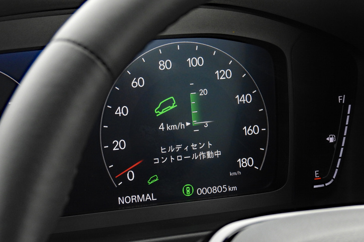 ヒルディセントコントロールは、センターコンソールのボタンでスイッチオン。下り坂でブレーキから足を離すと、その際の車速を自動で維持して走行してくれる。