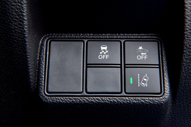 「ホンダセンシング」は標準装備。ただしACCの渋滞追従機能（作動範囲を停車まで拡大）はMT車には付かず、CVT車にのみ設定される。