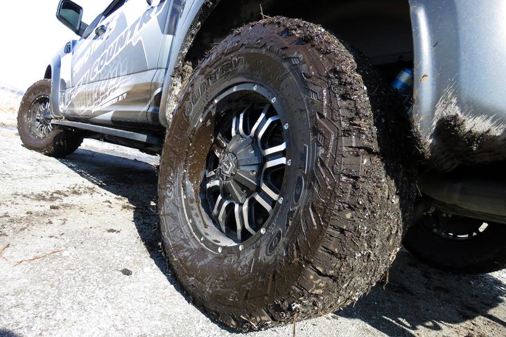 空転してミゾが土で埋まってしまった状態の「OPEN COUNTRY R/T」。前ページの動画でも、最後に少しだけリアタイヤがすべっている様子がうかがえるが、こうご氏いわく「気にならないよ、そんなの」とのことだった。