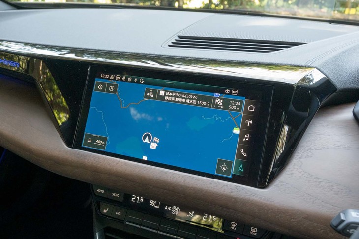 カーナビゲーションには電気自動車の充電器の位置が優先的に表示される。充電出力も分かるようになっているのがさすがだ。