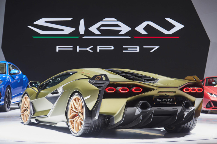 車名は当初「シアン」と公表されていたが、フランクフルトショーの直前に逝去したフォルクスワーゲングループ元会長のフェルディナント・カール・ピエヒ氏に敬意を示し、同氏の名前の頭文字と生まれ年（1937年）の下2桁を加えた「シアンFKP 37」が正式名称となった。