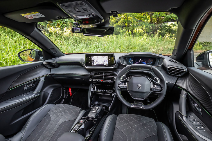 ステアリングホイールよりも上にメーターをレイアウトした、プジョー各車に共通する「iコックピット」は、3D表示のデジタルメーターを備えた最新の「3D iコックピット」に進化している。