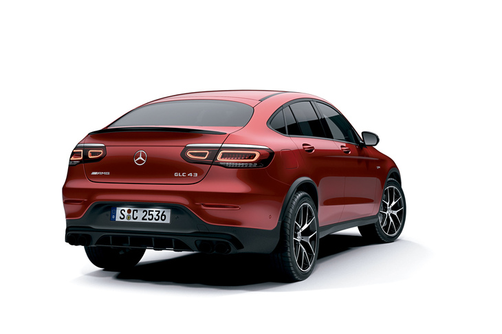 「メルセデスAMG GLC43 4MATICクーペ」のリアビュー。