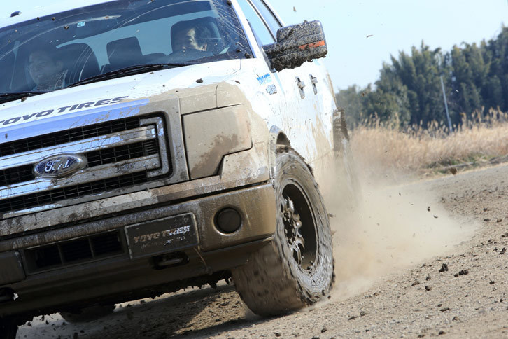 泥濘路面を出た直後は、グルーブ内に泥が入り込んでスリックタイヤのような状態となっており、油断するとひどいアンダーステアに見舞われる。