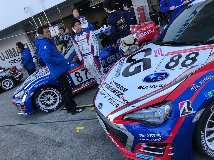 次は先輩方の予選です。プロフェッショナルシリーズは使用するタイヤが非常にシビアで予選アタックのピークは1周だけ。そして、1秒の間に約20台がひしめく僅差の戦いです。アウトラップ中に他のマシンのクラッシュで赤旗が出たこともあり難しい展開となりましたが、なんとかアタックでき、井口選手19番手、久保選手16番手となりました。