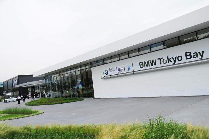 建物内にはBMW、BMW M、BMW i、MINI、そしてBMWモトラッド（二輪）の展示コーナーを開設。敷地面積は2万7000平方メートルと、BMWグループでは国内最大規模の販売拠点となる。