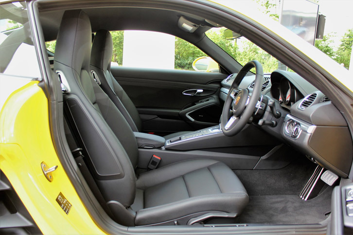 ポルシェ伝統の、ヘッドレスト一体型のスポーツシートが装備される。