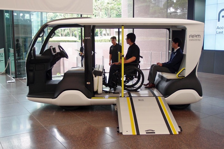 車いすをおさめた状態。この角度からだと、1列目にある運転席の高さがよくわかる。