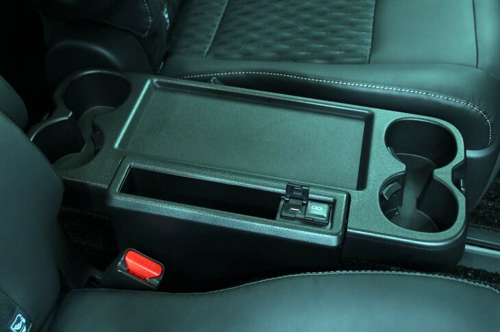トヨタ・ノアS-Z＜7人乗り／ハイブリッド車＞（2列目キャプテンシートのサイドテーブル）