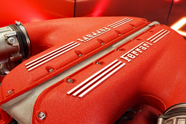 「F140HD」の赤いエアインテークボックスに書かれた「Ferrari」のロゴ。カランド氏いわく、フェラーリは需要がある限りは12気筒エンジンをやめないというが……。