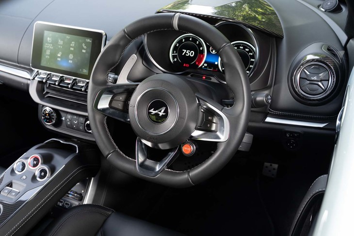 グレーのセンターマーク入りステアリングホイールは、ホーンボタン右下にドライブモードセレクターが付く。モードは「ノーマル」「スポーツ」の2種類。