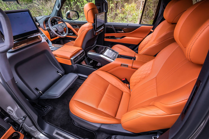 「LX600“エグゼクティブ”」の後席左側は、最大48度のリクライニングが可能で、1000mmものレッグスペースをつくり出せる。専用の読書灯やオーディオシステム、後席乗員を包み込むような「シャワー空調機能」なども備わる。