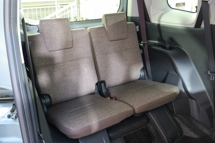 新型「シエンタ」の3列目シート。「フリード」のシートより自然な着座姿勢がとれるものの、ニールームはやや狭くなっている。