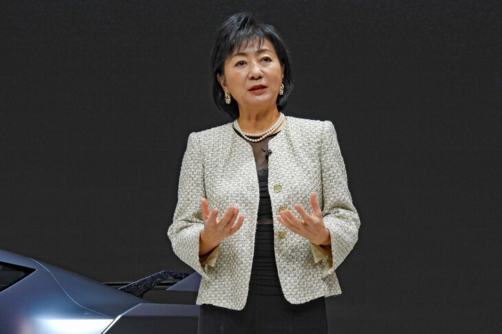 あいさつに立つ日産自動車の星野朝子副社長。