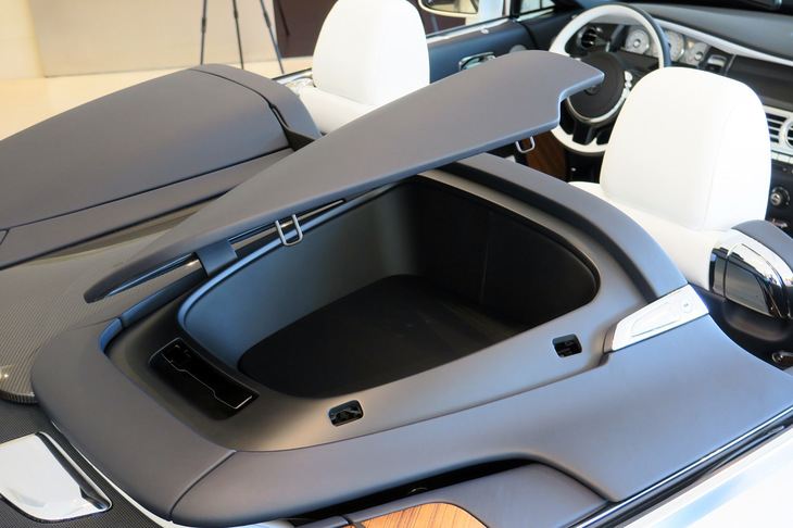 カーボンファイバーとアルミニウムでできたエアロカウリングは脱着式で、「ロールス・ロイス・ドーン」のスタイリングを気軽に変えることができる。また、上部には写真の通り収納スペースも設けられている。