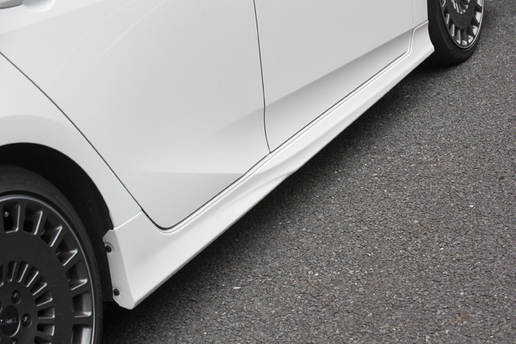 「エアロパーツセット」に含まれる空力パーツは個別に購入することも可能。サイドスカートは左右一対で5万9400円となる。