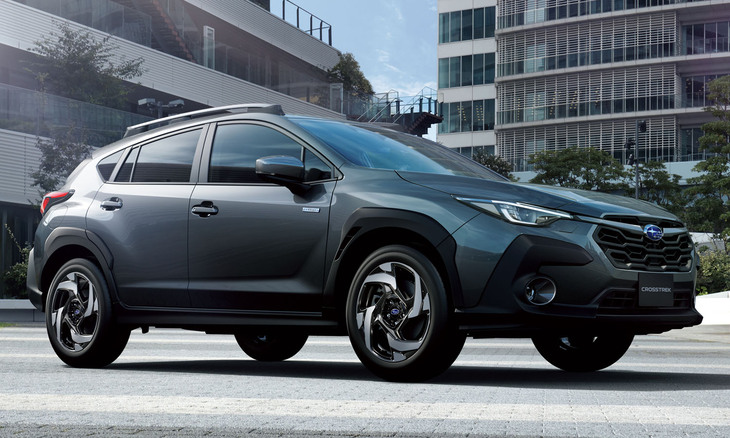 スバルが「ストロングハイブリッド」と呼ぶ電動パワートレイン「e-BOXER」を搭載する「クロストレックS：HEV」。ストロングハイブリッドシステムは、最高出力160PSの2.5リッター水平対向4気筒エンジンと、駆動用および発電用の2つのモーターとフロントデファレンシャルギアなどをひとつにまとめたトランスアクスルなどで構成されている。