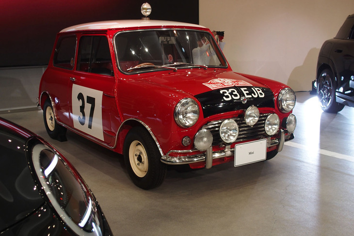 1964年のモンテカルロラリー仕様にカスタマイズされた「モーリスMiniクーパー」。