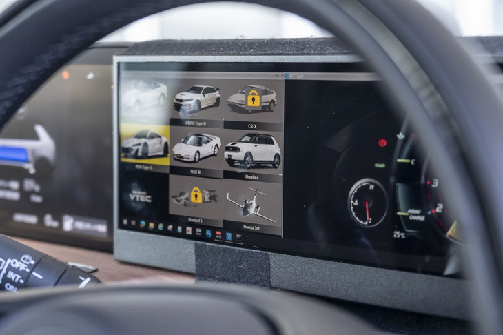 ホンダが独自に開発した最新のインフォテインメントシステムを搭載。左の画面で選んだ車両のメーターパネルを右の画面に映し出せる。加減速に応じたサウンドも再現されていた。