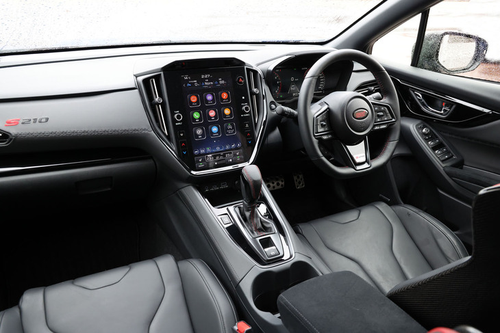 ブラックを基調とし、STIのチェリーレッドをアクセントカラーに用いた「S210」プロトタイプのインテリア。ステアリングホイール下部にはシリアルナンバー入りのオーナメントが備わる。