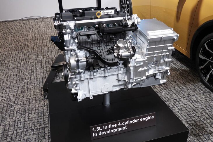 新開発の1.5リッター直4自然吸気エンジン。電動ユニットとセットになっている。