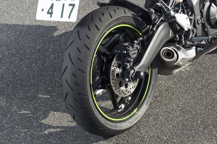 ホイールのサイズは前後とも17インチ。タイヤサイズはリア（写真）が150/60、フロントが110/70となっている。