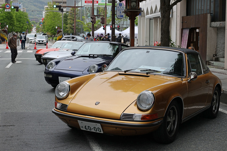 左上奥に見える善光寺まで1.2kmあるが、それでも最も本堂寄りの地点に並べられたポルシェ群。手前は1971年「911Sタルガ」。