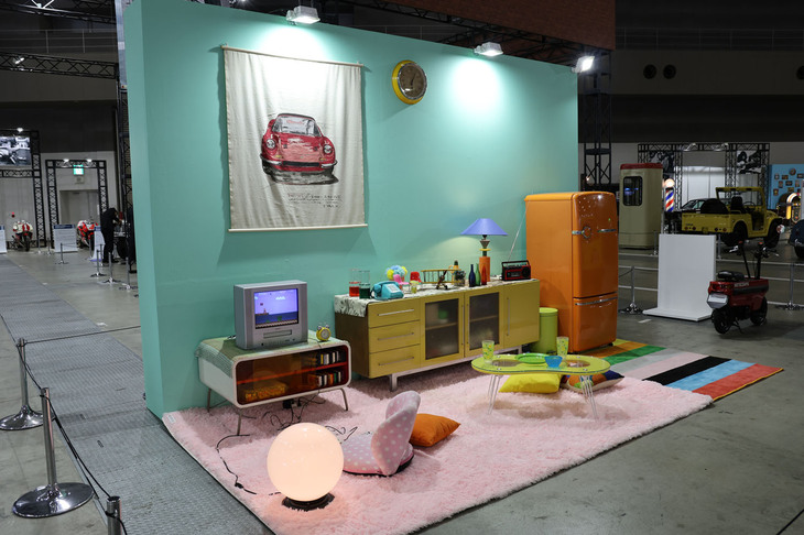 「80's POP」コーナーにある、パステルカラーでまとめられたリビングルーム。昨年亡くなったBow。氏のイラストが描かれたタペストリーも懐かしい。