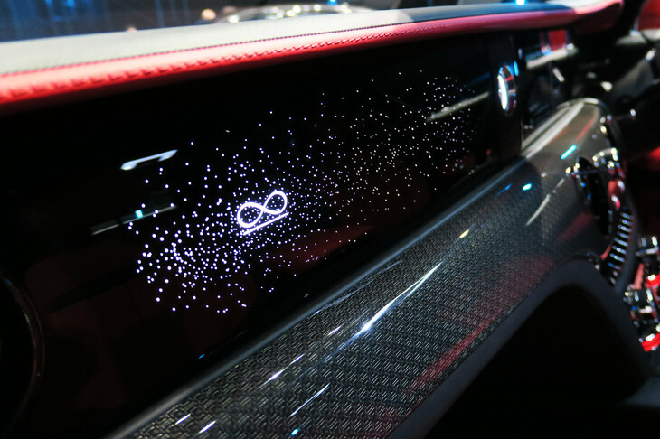 ロールス・ロイス・ブラックバッジ・ゴースト（イルミネーテッドフェイシア）