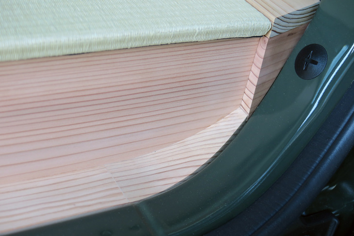 茶室部のフロアと、テールゲート開口部の隙間を埋める木板は、開口部の形状に合わせて左右の角が湾曲している。